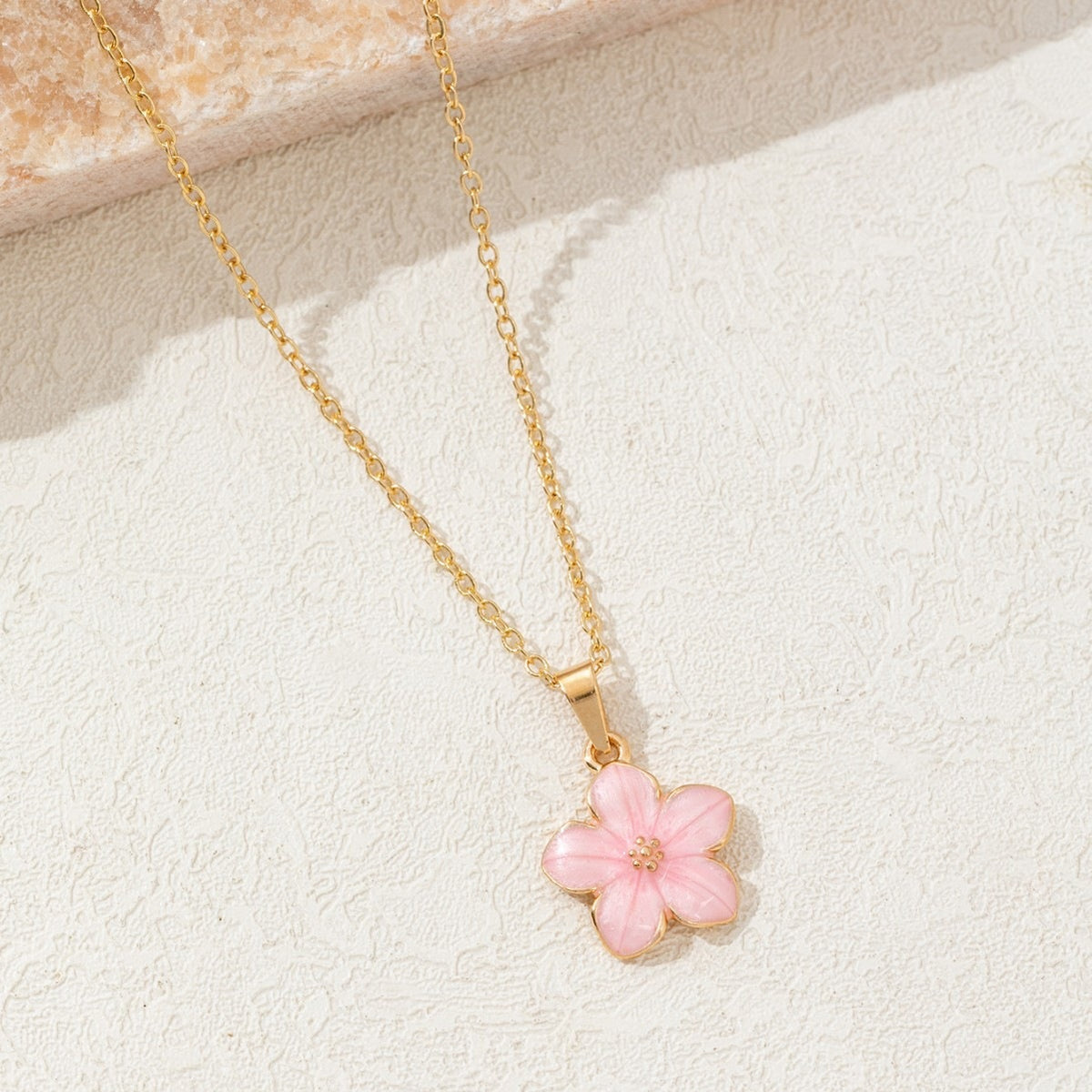 Colar Elegante com Pingente de Flor - Rosa