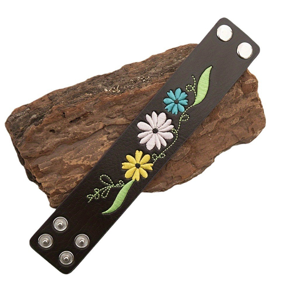 Pulseira Pele Sintética Entrançada com Flores Bordadas