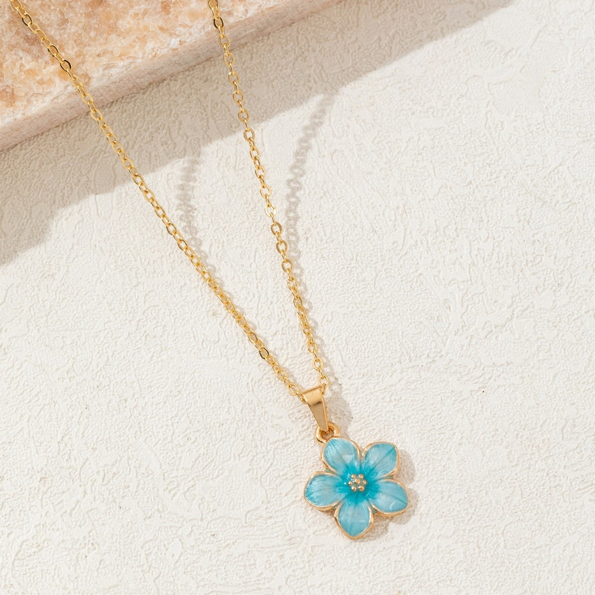 Colar Elegante com Pingente de Flor - Azul