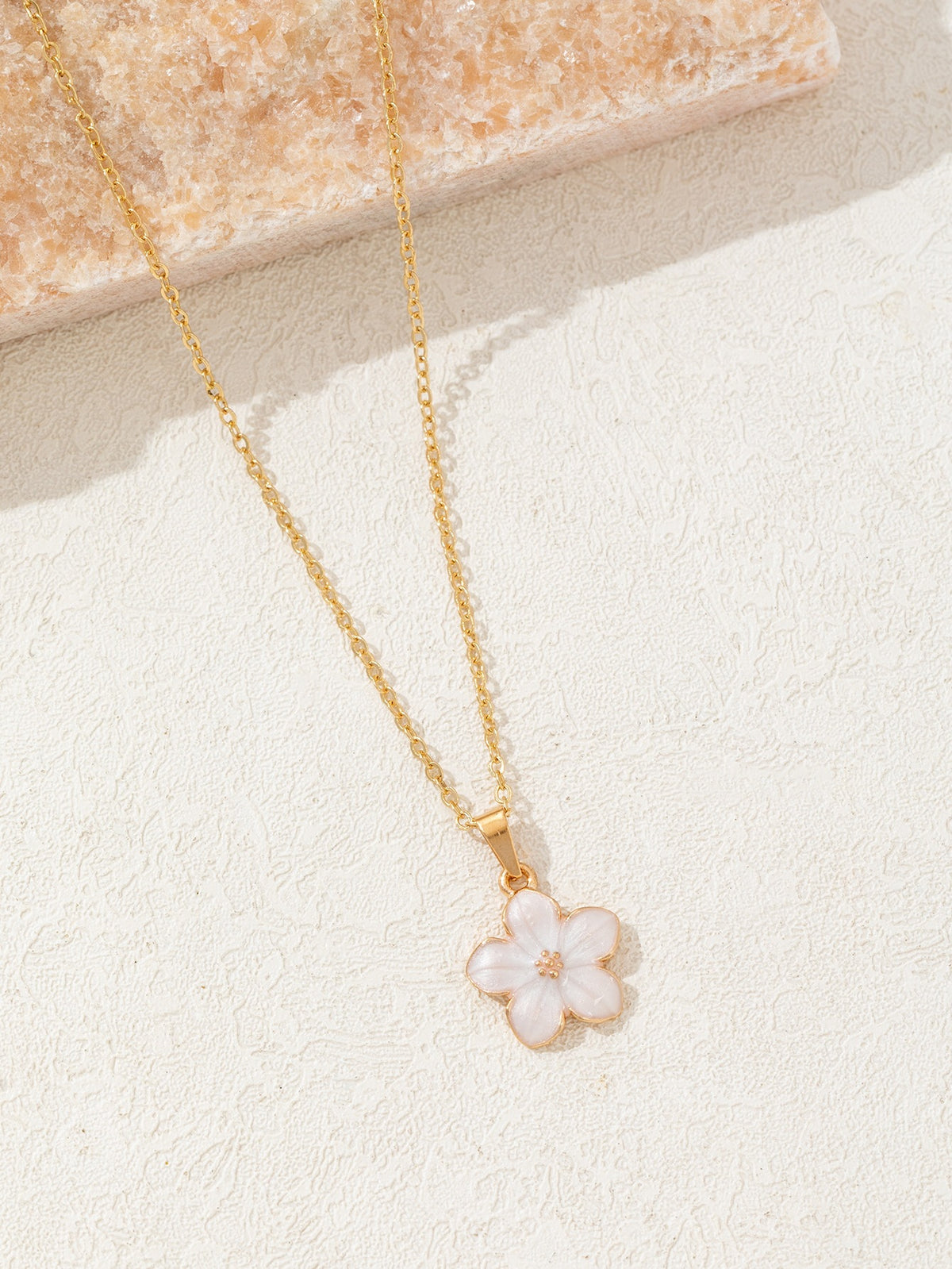 Colar Elegante com Pingente de Flor - Branco