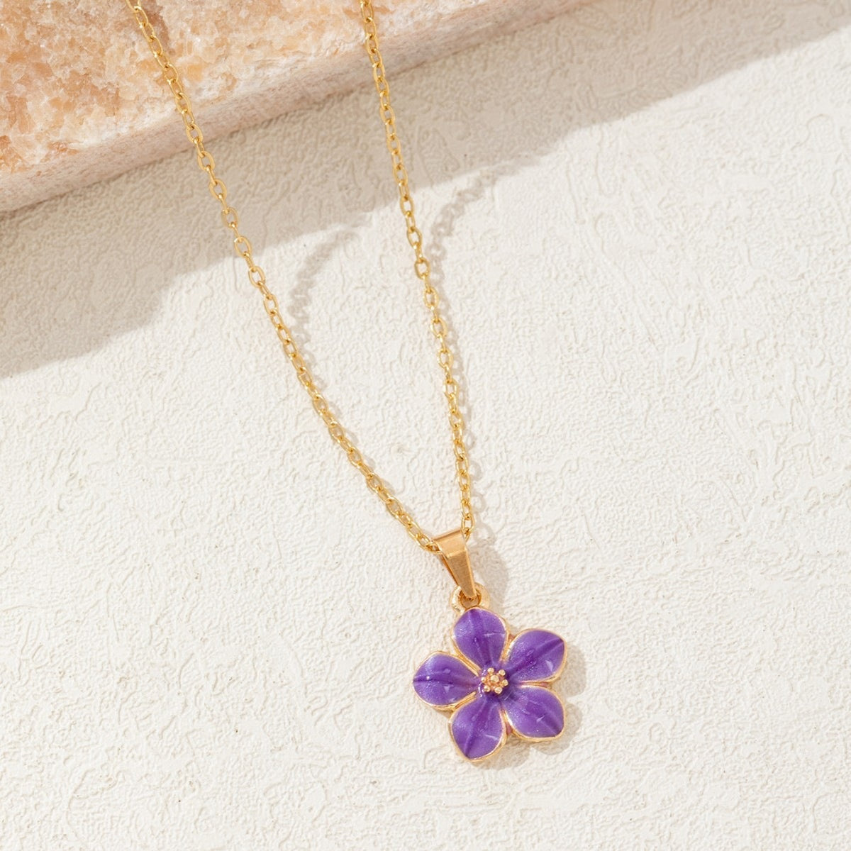 Colar Elegante com Pingente de Flor - Roxo