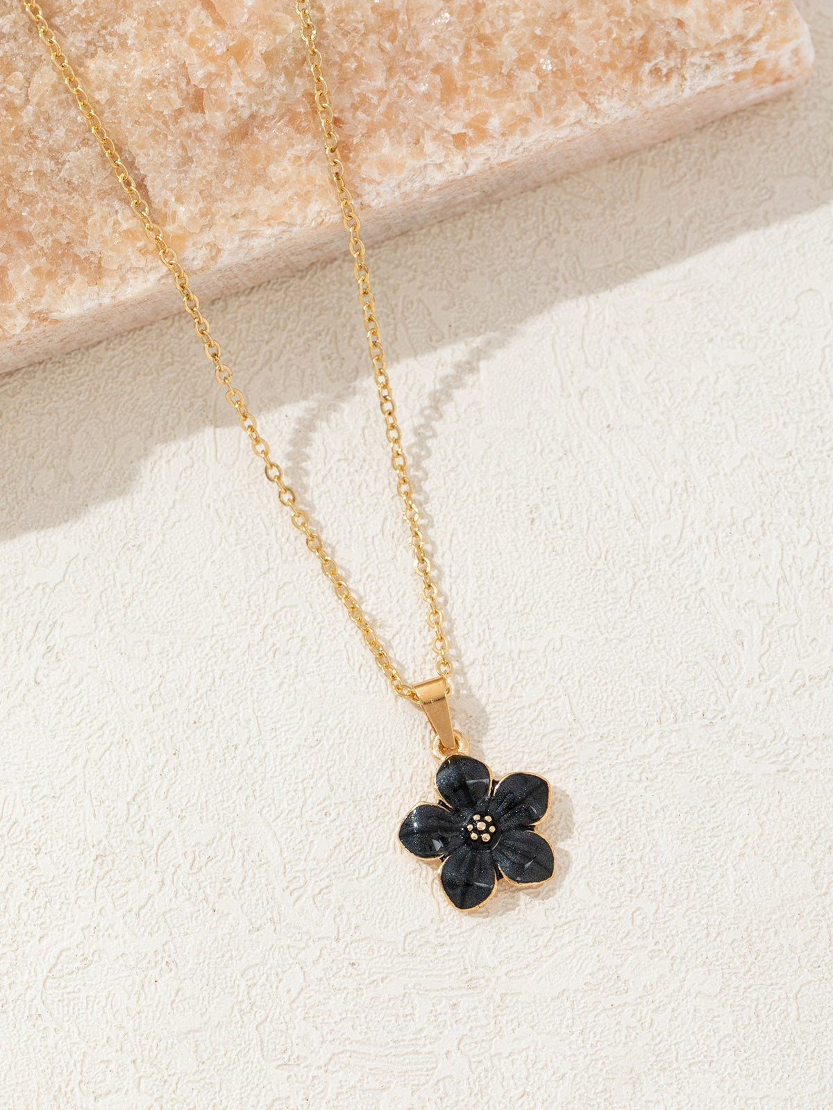Colar Elegante com Pingente de Flor - Preto