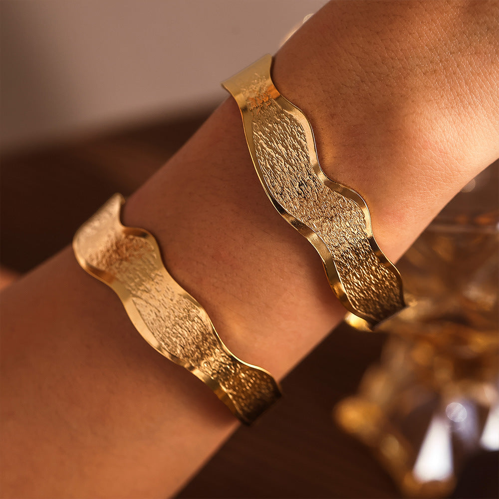Ripple-patterned Open-ended Bracelet